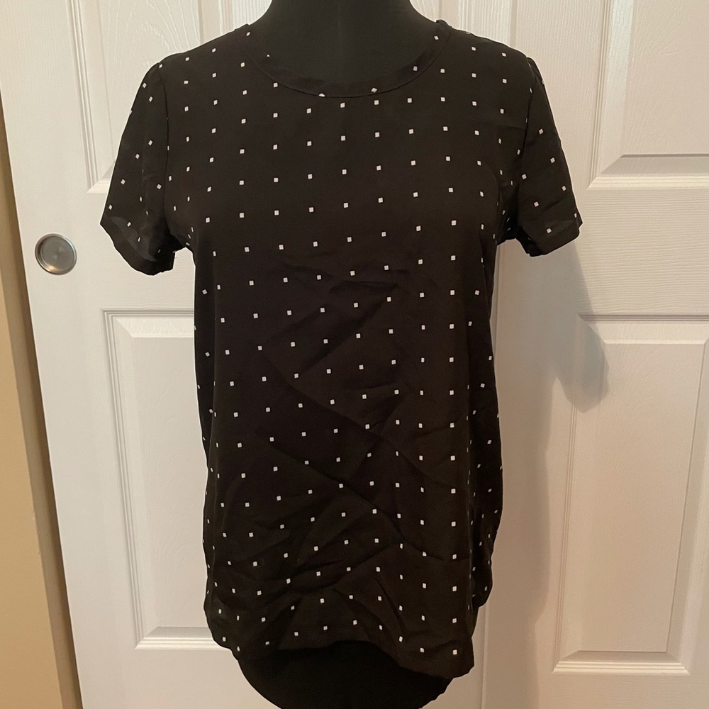 💐 3/ $15 Black Top with white square dots